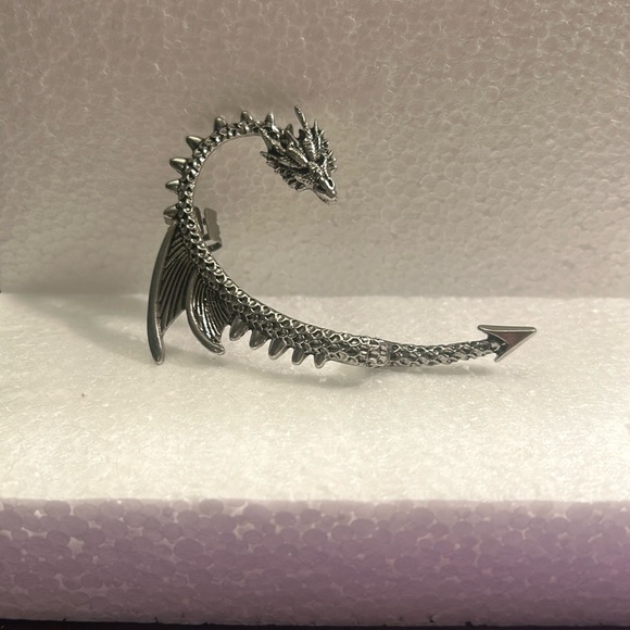 Jewelry - Silver-tone dragon earring/ear cuff